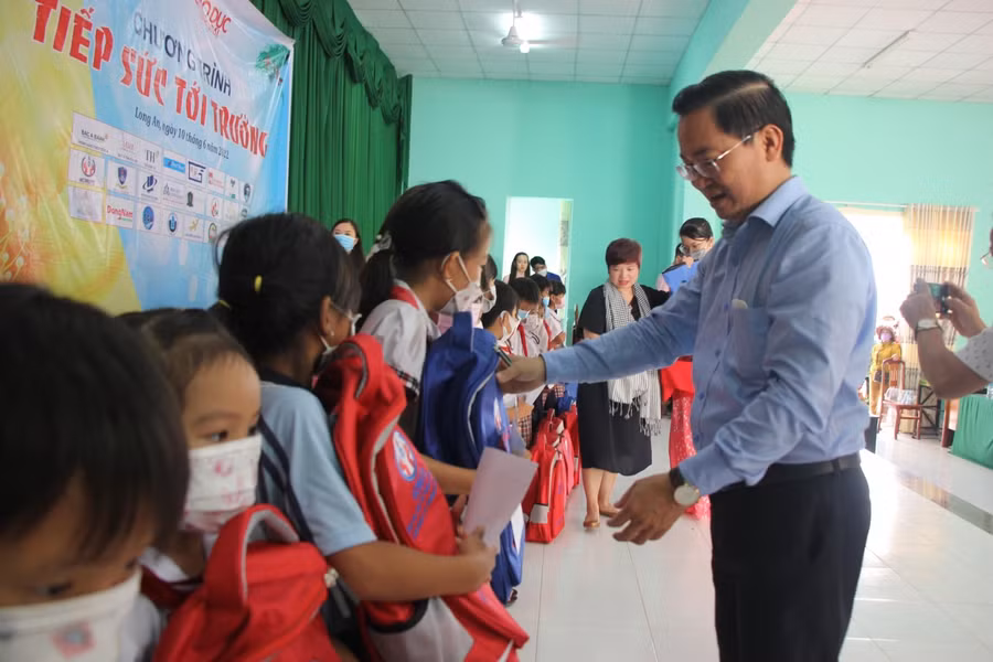 Ông Nguyễn Hồng Phúc - Phó giám đốc Sở GD&amp;ĐT tỉnh Long An trao quà và học bổng cho học sinh.