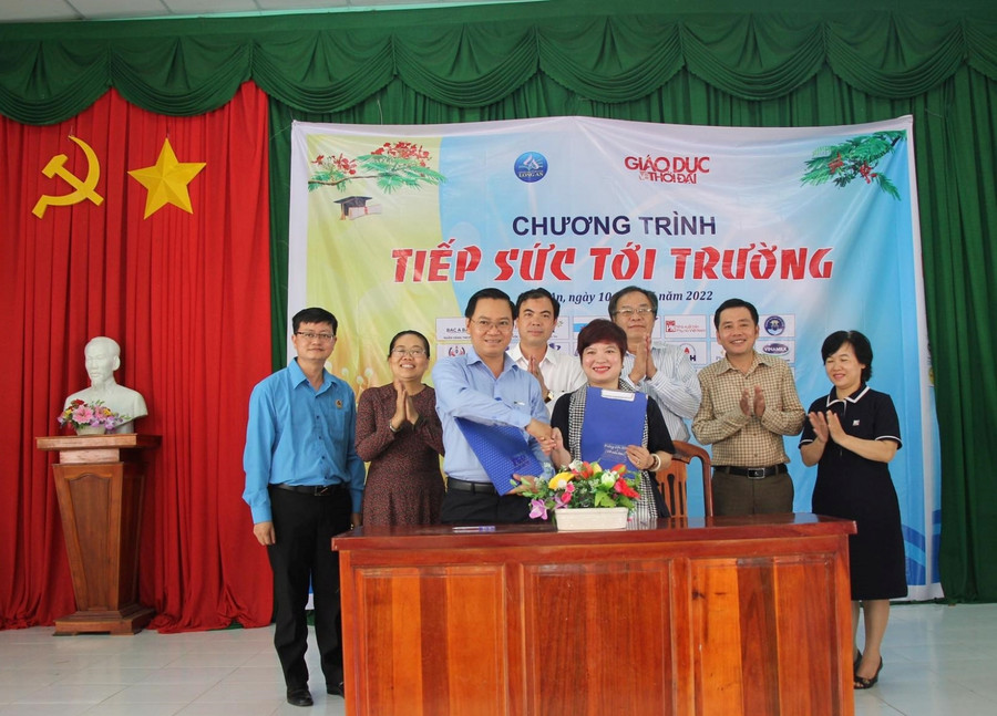 Đại diện lãnh đạo Sở GD&ĐT tỉnh Long An và Báo Giáo dục và Thời đại ký kết hợp tác truyền thông. Đại diện lãnh đạo Sở GD&ĐT tỉnh Long An và Báo Giáo dục và Thời đại ký kết hợp tác truyền thông.