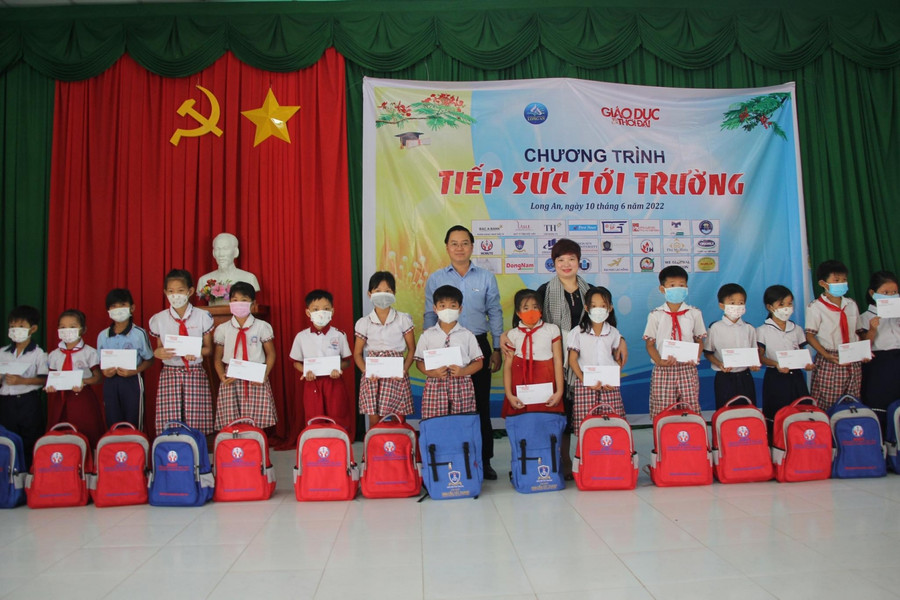 Ông Nguyễn Hồng Phúc - Phó giám đốc Sở GD&ĐT và Nhà báo Dương Thanh Hương chụp ảnh cùng học sinh được nhận học bổng. Ông Nguyễn Hồng Phúc - Phó giám đốc Sở GD&ĐT và Nhà báo Dương Thanh Hương chụp ảnh cùng học sinh được nhận học bổng.
