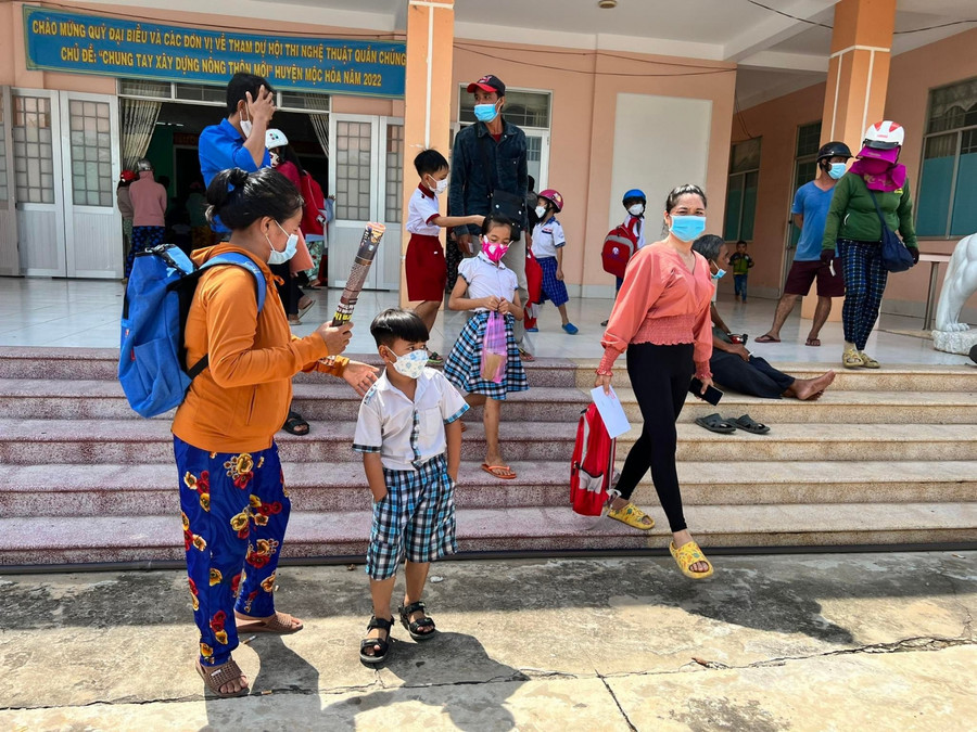 Phụ huynh và học sinh ra về trong niềm hân hoan khi được nhận những phần quà ý nghĩa. Phụ huynh và học sinh ra về trong niềm hân hoan khi được nhận những phần quà ý nghĩa.