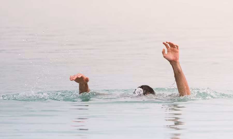 Ngã ngửa trước nguyên nhân chồng cấm vợ hỏi" Mẹ và vợ gặp nạn chồng sẽ cứu ai trước"