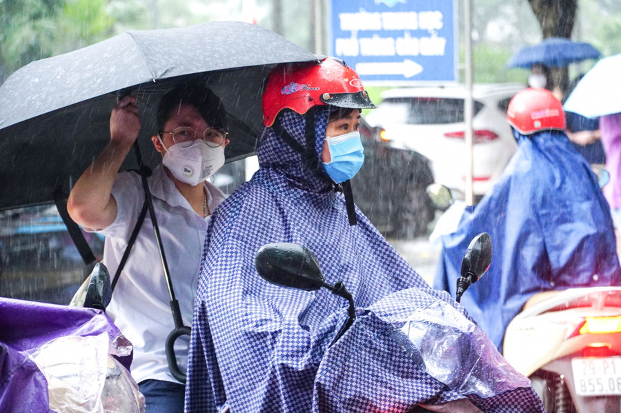 Phụ huynh đều chuẩn bị áo mưa, ô cho con em mình.