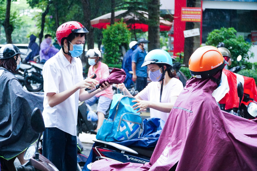 Mưa lớn khiến thí sinh và phụ huynh đều vất vả di chuyển tới điểm thi.