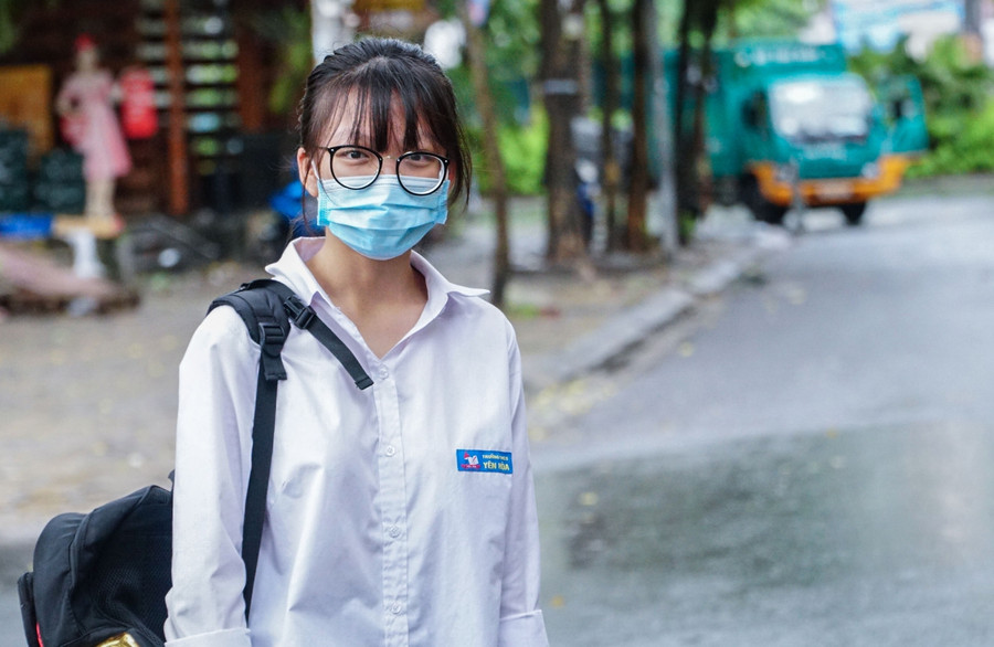 Thí sinh Đỗ Hoàng Dung chia sẻ: “Em không lo môn Toán với môn Lịch sử cho lắm, chắc chắn sẽ vượt qua kỳ thi được với kết quả cao vì hôm qua em cũng làm được bài”.