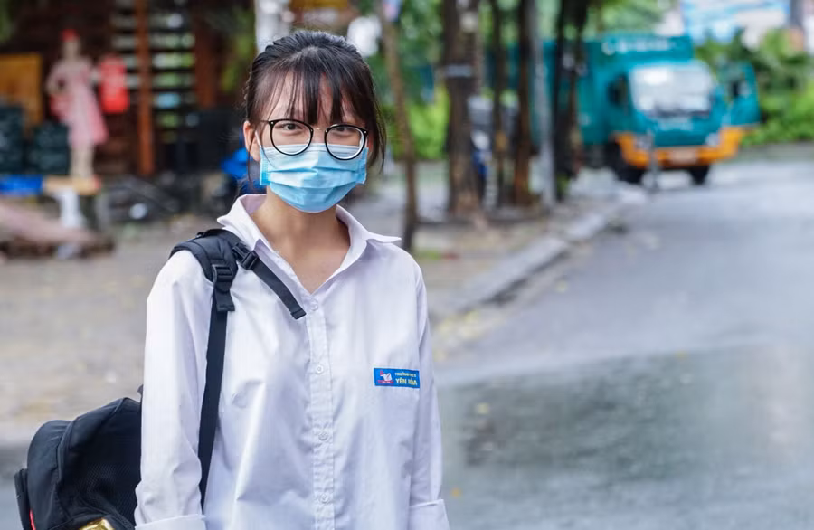 Thí sinh Đỗ Hoàng Dung chia sẻ: “Em không lo môn Toán với môn Lịch sử cho lắm, chắc chắn sẽ vượt qua kỳ thi được với kết quả cao vì hôm qua em cũng làm được bài”.