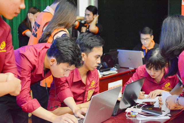 CLB Trường ĐH Kinh tế- Luật tại buổi tham gia sàn chứng khoán ảo CLB Trường ĐH Kinh tế- Luật tại buổi tham gia sàn chứng khoán ảo