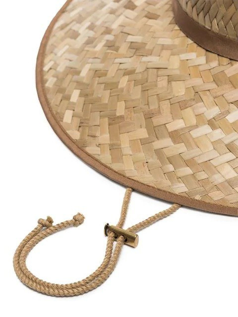 Có lẽ, điểm đặc biệt của chiếc nón khiến người ta phải chú ý chính là phần dây quai nón làm từ chất liệu satin sang chảnh, xứng danh hàng hiệu.