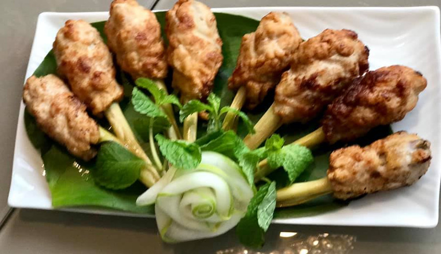 Chả tôm bao xả.