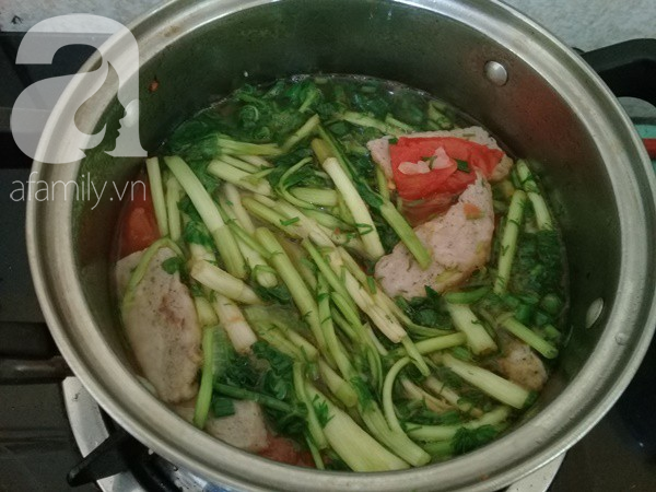 Với 3 nguyên liệu quen thuộc bạn có thể nấu được món canh lạ miệng ngon cơm - Ảnh 4. Với 3 nguyên liệu quen thuộc bạn có thể nấu được món canh lạ miệng ngon cơm - Ảnh 4.