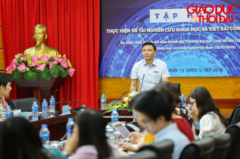 Ngay sau khi lễ khai mạc kết thúc, buổi tập huấn về thực hiện đề tài nghiên cứu khoa học và viết bài công bố quốc tế được diễn ra