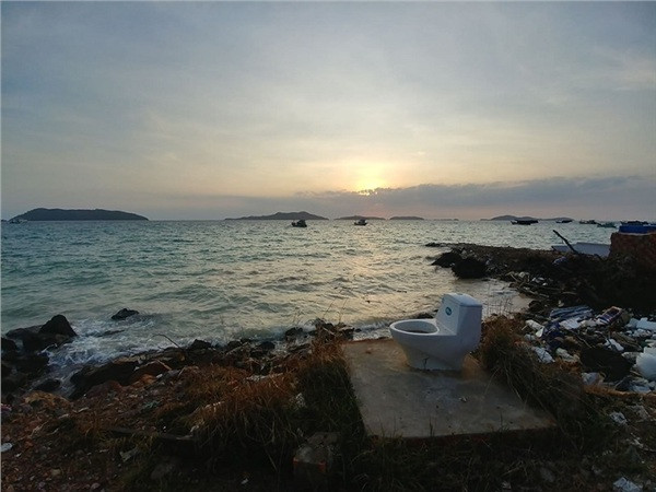 Những nhà vệ sinh có "1-0-2" ảnh 2 WC lộ thiên giữa biển cả