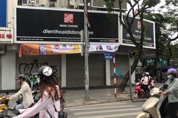 Chỉ trong vài ngày, lệnh khám xét cửa hàng Nhật Cường Mobile ở số 33 phố Lý Quốc Sư (Hà Nội) đã khiến hoạt động của công ty này bị đình trệ hoàn toàn. Nhà trường, phụ huynh lo lắng vì sổ liên lạc điện tử PINO trục trặc