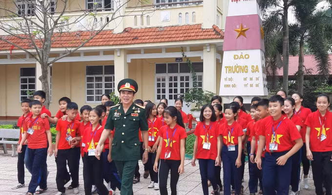 Hoạt động giáo dục truyền thống tại Trường THCS Kim Liên. Ảnh: T.G
