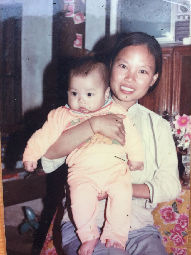 Bức ảnh đáng yêu nhất ngày: Cùng địa điểm, cùng con người nhưng sau 20 năm, con trai đã to gấp đôi mẹ mất rồi! - Ảnh 3. Bức ảnh đáng yêu nhất ngày: Cùng địa điểm, cùng con người nhưng sau 20 năm, con trai đã to gấp đôi mẹ mất rồi! - Ảnh 3.