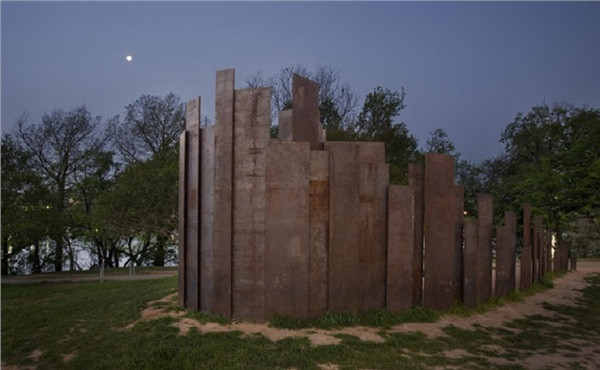 Những nhà vệ sinh có "1-0-2" ảnh 5 Toilet được ghép bằng những tấm kim loại dựng đứng có chiều cao khác nhau ở Mỹ