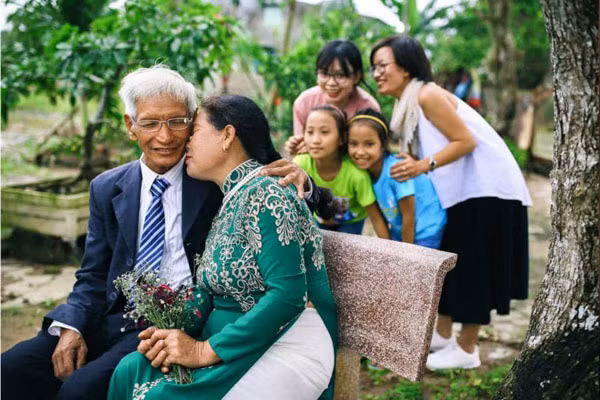 Quà cưới của cụ ông 73 tuổi và vợ hai sau hơn 20 năm ngày cưới