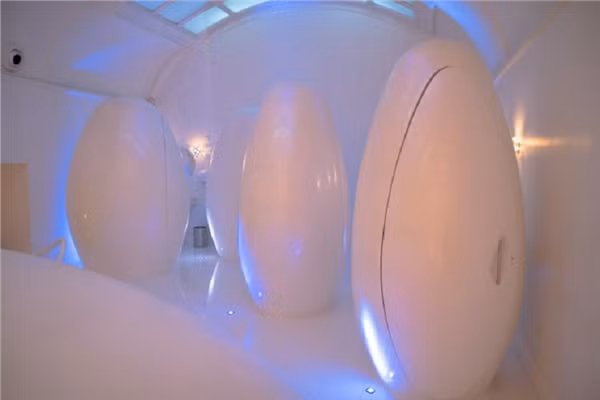 Những nhà vệ sinh có "1-0-2" ảnh 8 Đừng lầm tưởng đây là phòng thí nghiệm, bởi nó là toilet con nhộng ở Anh đấy!