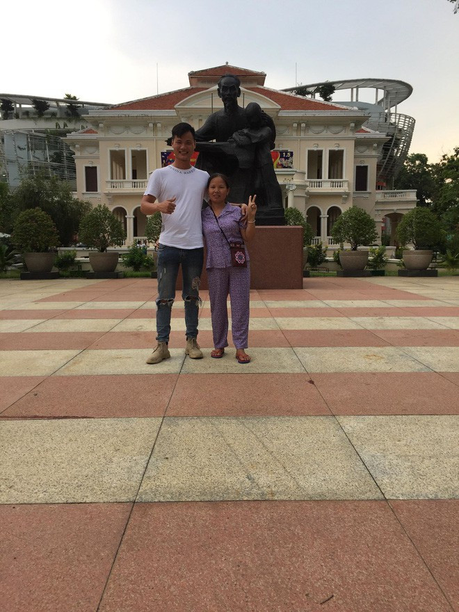 Bức ảnh chụp mẹ và con trai cùng địa điểm, sau 20 năm thay đổi đến thế này ảnh 4