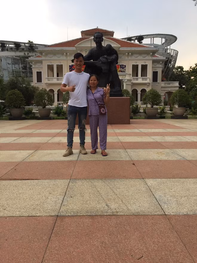 Bức ảnh chụp mẹ và con trai cùng địa điểm, sau 20 năm thay đổi đến thế này ảnh 4