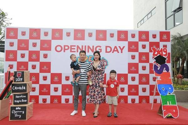 Nhiều phụ huynh hào hứng trong ngày đầu tiên được mục sở thị không gian học tập hiện đại của ngôi trường quốc tế chuẩn Canada.