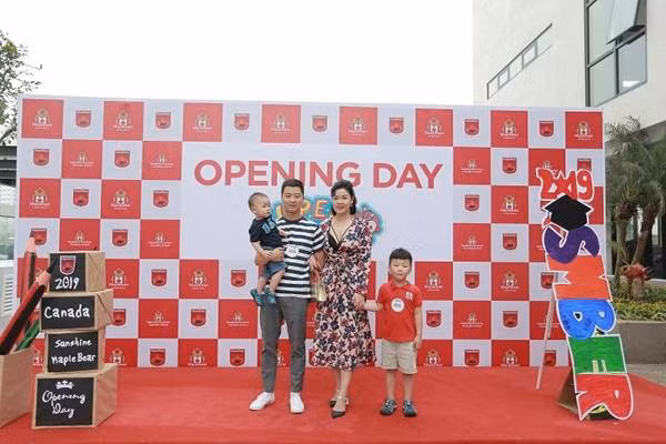 Nhiều phụ huynh hào hứng trong ngày đầu tiên được mục sở thị không gian học tập hiện đại của ngôi trường quốc tế chuẩn Canada.