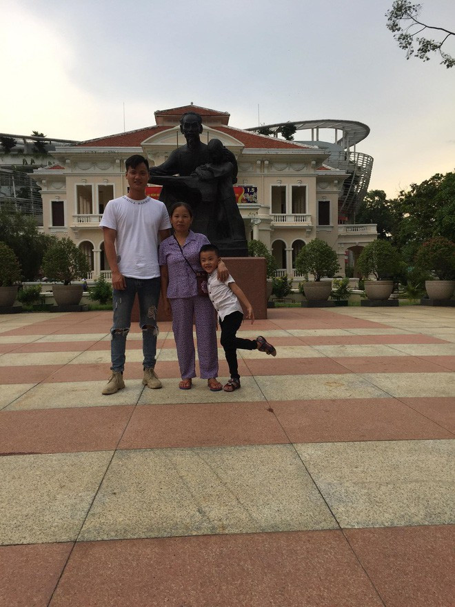 Bức ảnh chụp mẹ và con trai cùng địa điểm, sau 20 năm thay đổi đến thế này ảnh 5