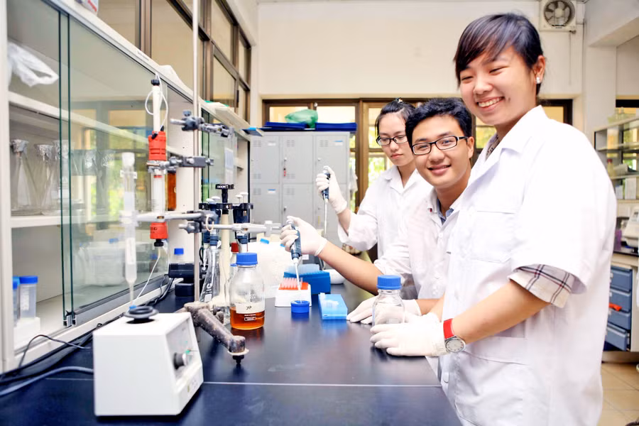 Sinh viên hào hứng trong giờ thực hành. Ảnh: ITN