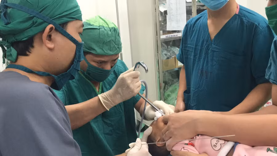 Các bác sĩ tiến hành cấp cứu cho bệnh nhi.