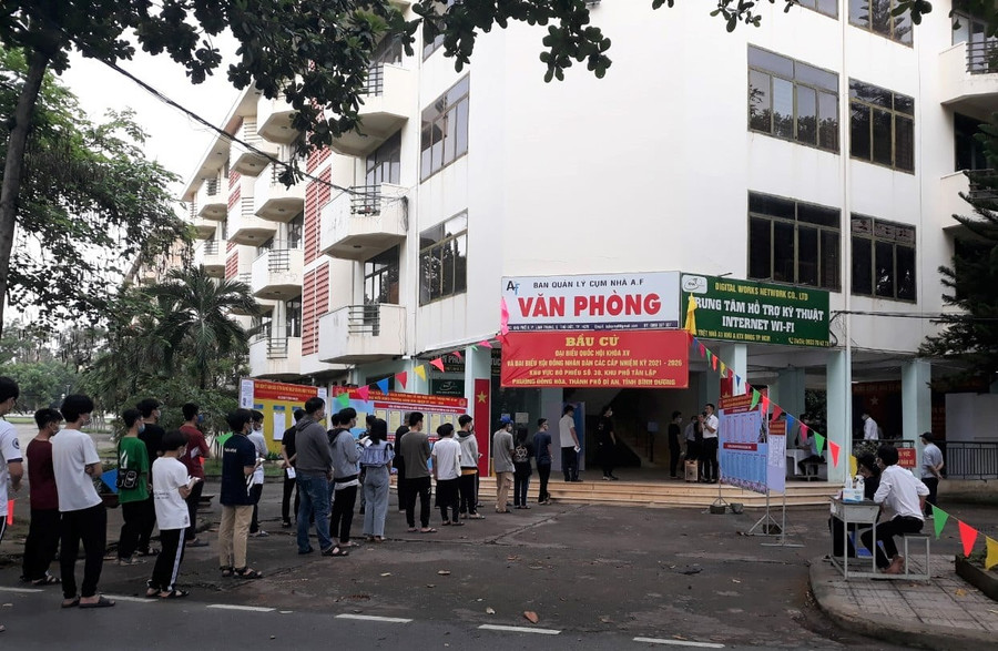 Sinh viên xếp hàng ngay ngắn chờ vào phòng bỏ phiếu