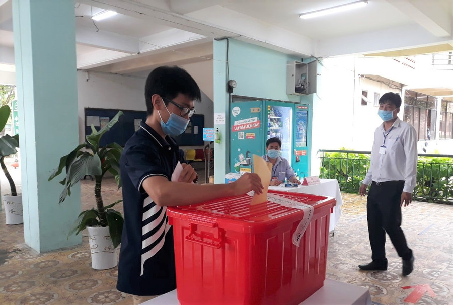 Sau khi tìm hiểu thông tin ứng viên và chọn lựa, sinh viên bỏ phiếu.