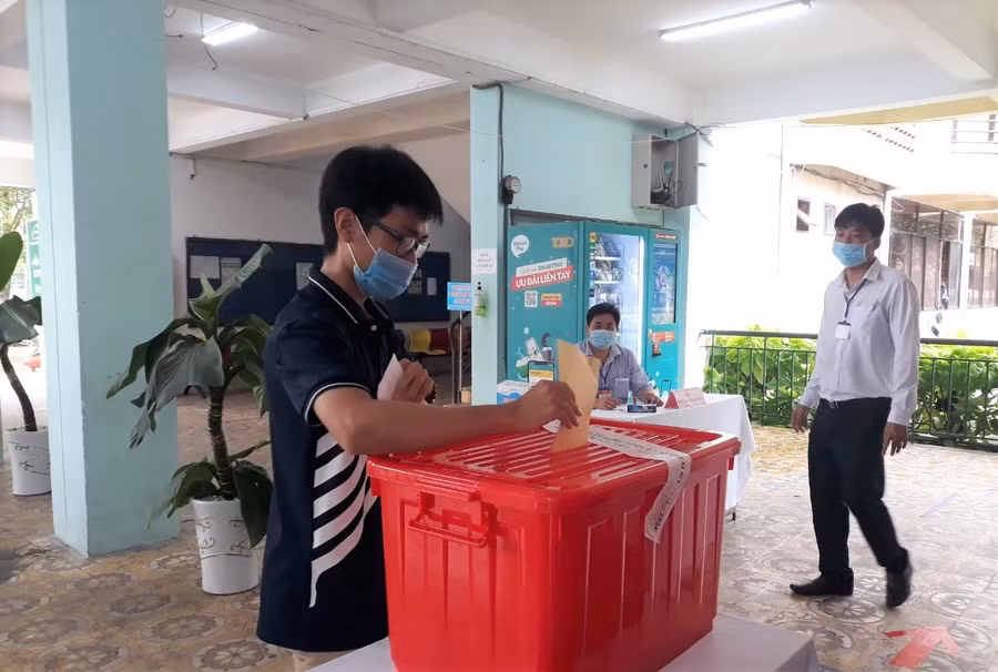 Sau khi tìm hiểu thông tin ứng viên và chọn lựa, sinh viên bỏ phiếu.