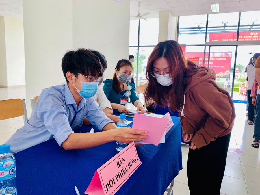 Sinh viên được hướng dẫn cách thức bầu chọn và tiến hành bỏ phiếu