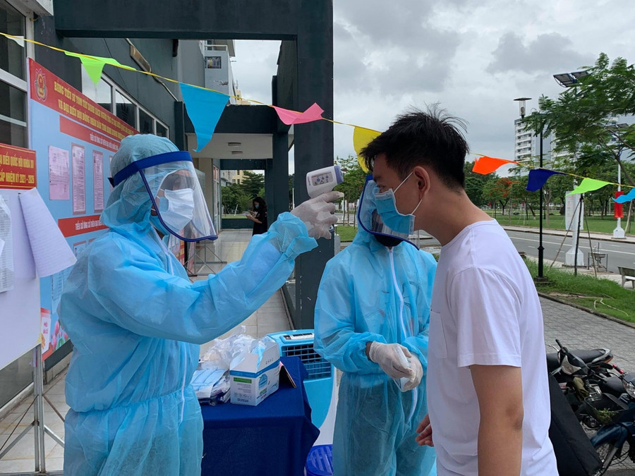 Bộ phận y tế đo thân nhiệt từng sinh viên