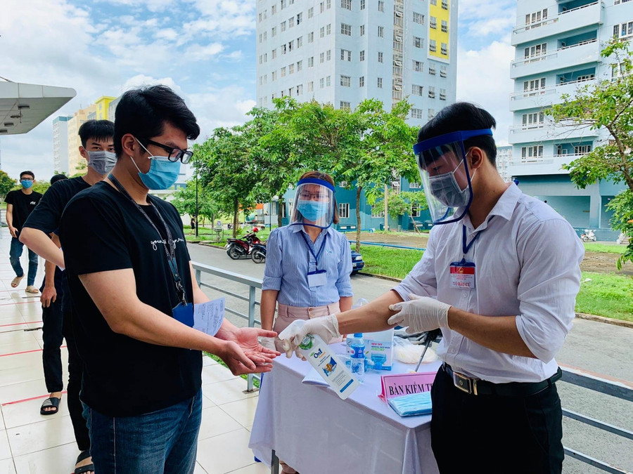 Trước khi vào bỏ phiếu phải rửa tay sát khuẩn, đeo khẩu trang