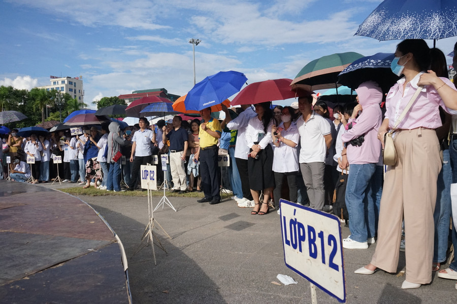 Học sinh xếp hàng ngay ngắn, hô vang các khẩu hiệu cổ vũ &quot;nhà leo núi&quot; Lê Xuân Mạnh. (Ảnh: NT)