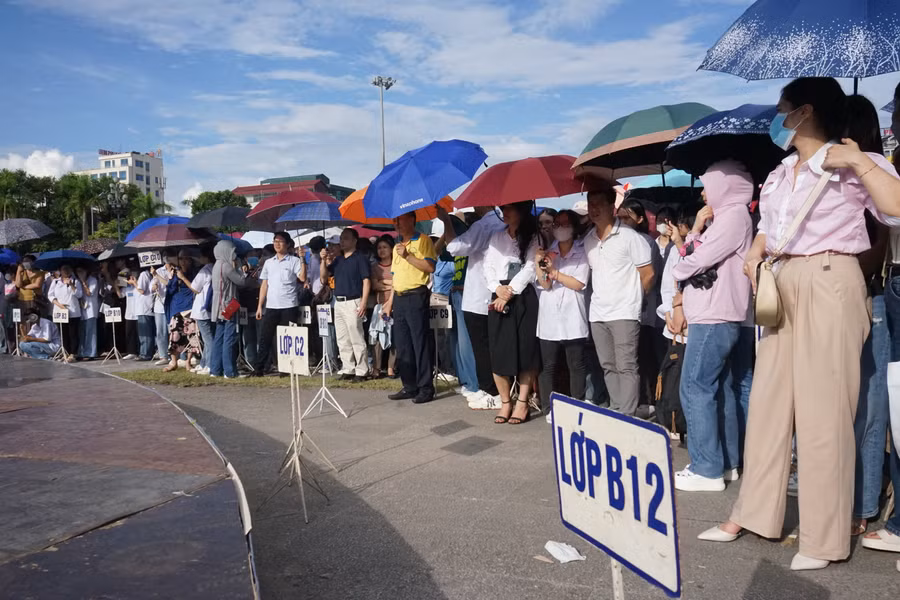 Học sinh xếp hàng ngay ngắn, hô vang các khẩu hiệu cổ vũ "nhà leo núi" Lê Xuân Mạnh. (Ảnh: NT)