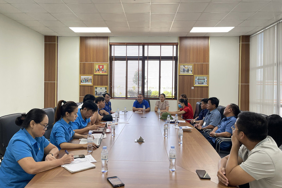 Liên đoàn Lao động tỉnh Nghệ An làm việc với ban lãnh đạo Công ty VietGlory. (Ảnh: LĐLĐ)