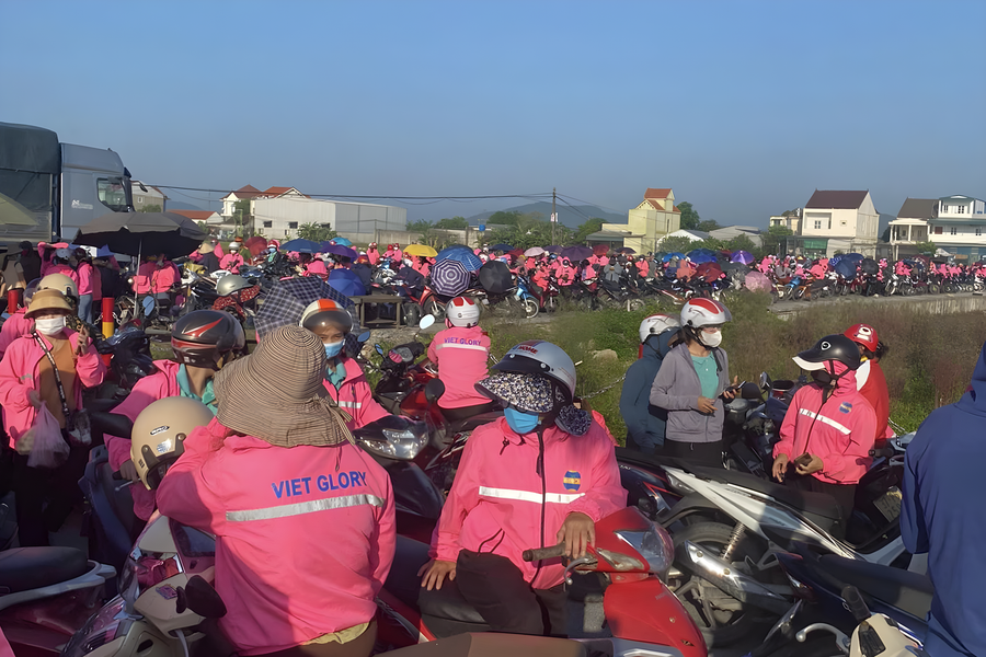 Hàng nghìn công nhân xếp hàng dài trên đường vào Công ty. (Ảnh: Ánh Tuyết)