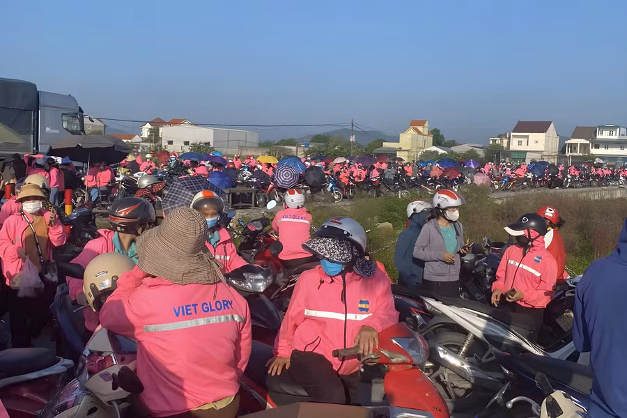 Hàng nghìn công nhân xếp hàng dài trên đường vào Công ty. (Ảnh: Ánh Tuyết)