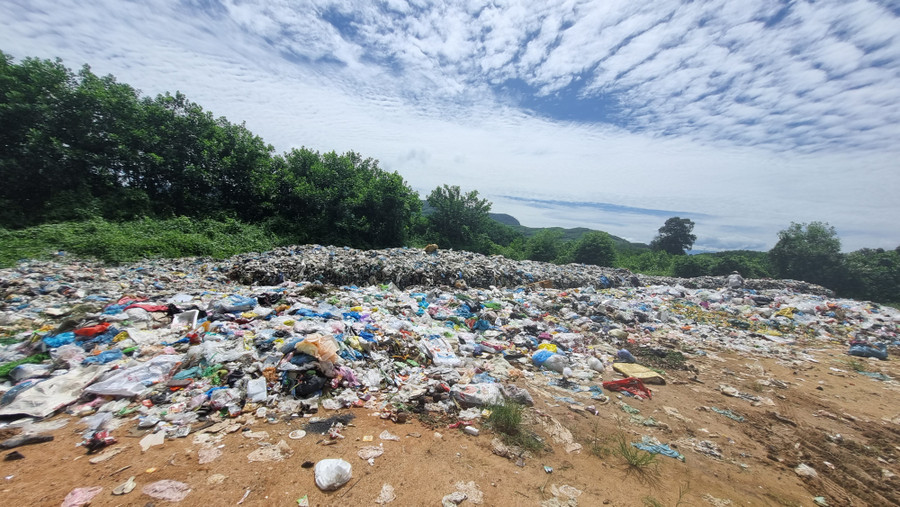 Bãi rác lộ thiên ngay cạnh nhà máy xử lý rác.