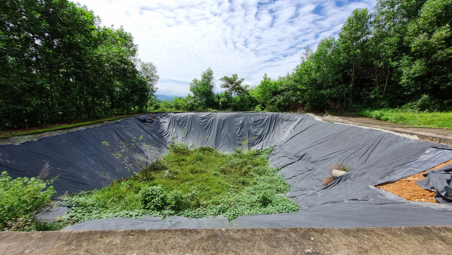 Bể bạt thu gom nước rỉ rác chưa được sử dụng nhưng đã có dấu hiệu hư hỏng.