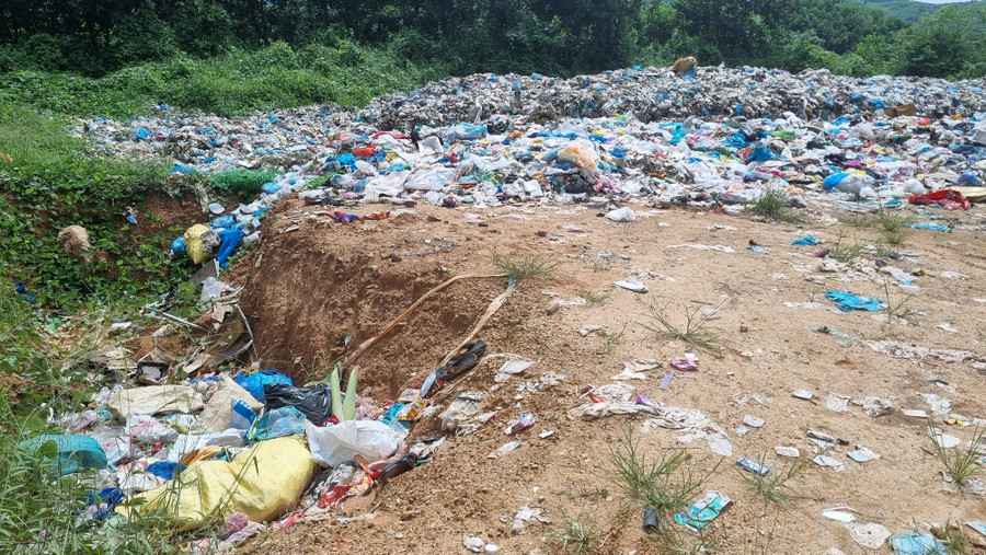 Rác thải ngổn ngang không được xử lý đúng quy trình tiềm ẩn nguy cơ ô nhiễm môi trường.