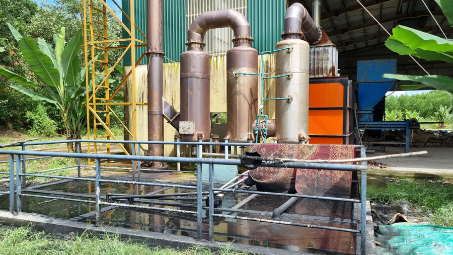 Bể xử lý nước của hệ thống lò đốt đầy tràn chất lỏng đen kịt.