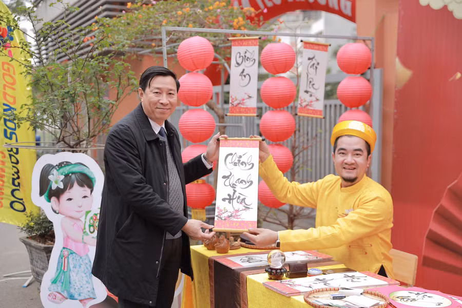 Thầy Nguyễn Anh Tuấn (trái) - Hiệu trưởng Trường THCS Chu Văn An.