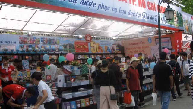 Một gian hàng phong phú chủng loại sách và đồ dùng học tập