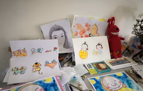 Những bức tranh tràn ngập nụ cười của Zhu. Ảnh: Handout.