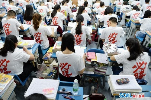 Sĩ tử miệt mài ôn thi vào buổi tối ở điểm trường THCS Nam Sung, Trung Quốc khi kỳ thi gaokao 2018 đến gần. Sĩ tử miệt mài ôn thi vào buổi tối ở điểm trường THCS Nam Sung, Trung Quốc khi kỳ thi gaokao 2018 đang đến gần. Ảnh: Peoples Daily
