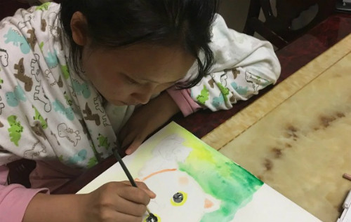 Zhu vẽ tranh kiếm tiền chữa bệnh. Ảnh: Handout.