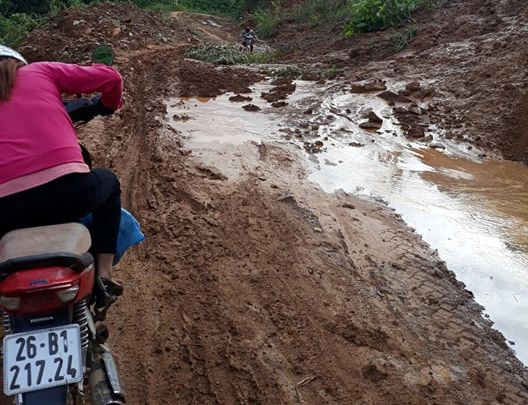 Con đường lầy lội đến Trường Tiểu học Phiêng Cằm 1 Con đường lầy lội đến Trường Tiểu học Phiêng Cằm 1