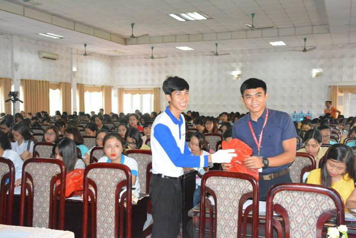 Sinh viên trả lời đúng được nhận thưởng Sinh viên trả lời đúng được nhận thưởng